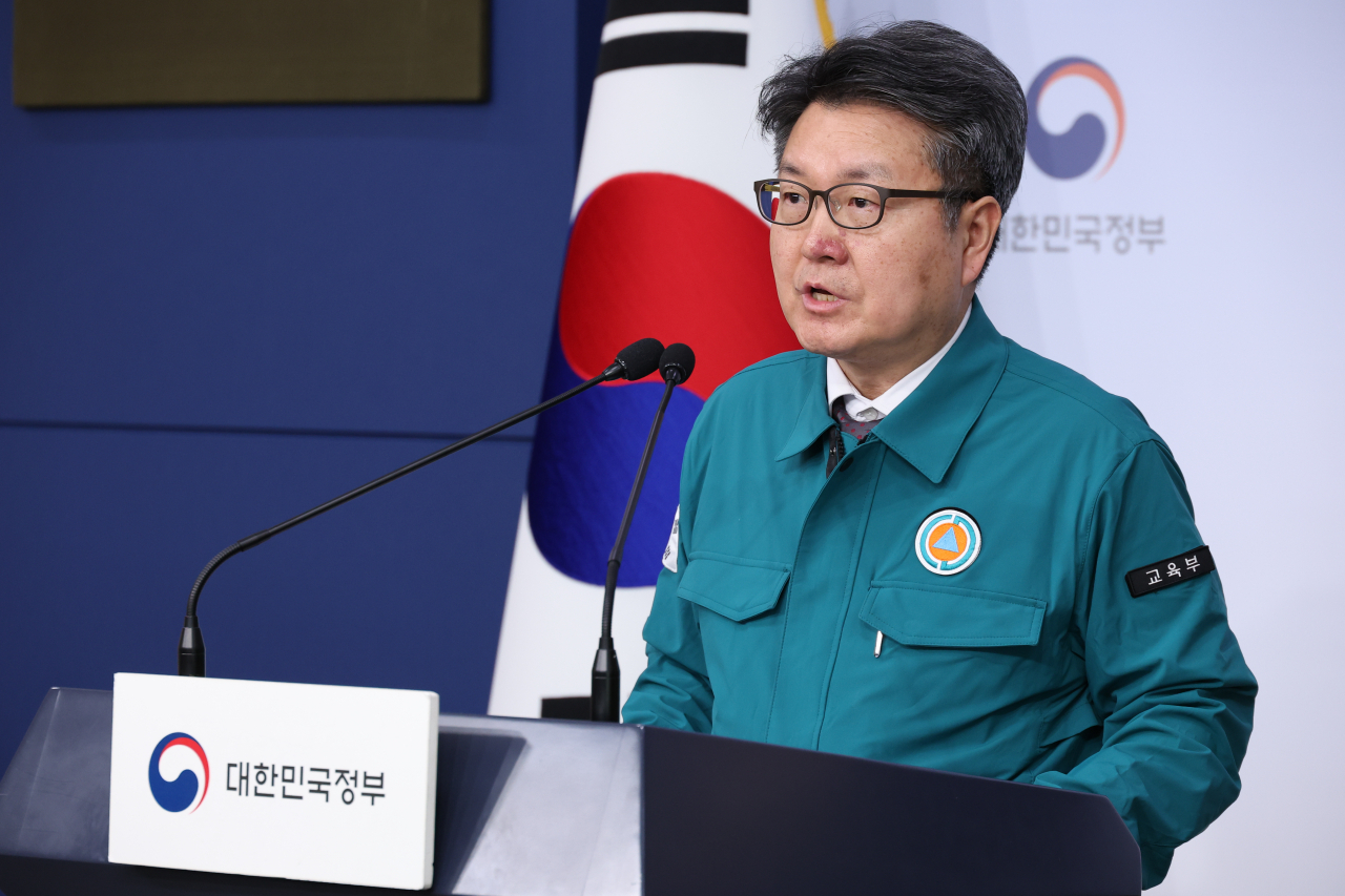 오석환 교육부 차관이 9일 오전 서울 종로구 정부서울청사 별관에서 의과대학 수업 운영 및 재개 현황 브리핑을 열고 있다. [연합]
