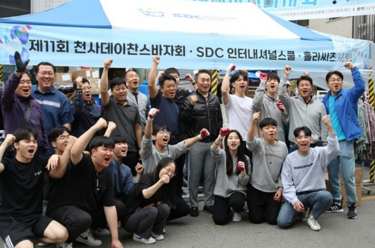 장학사업 기금 마련을 위한 ‘제11회 천사데이 찬스바자회’에서 참석자들이 기념사진을 촬영하고 있다. [홀리씨즈교회 제공]