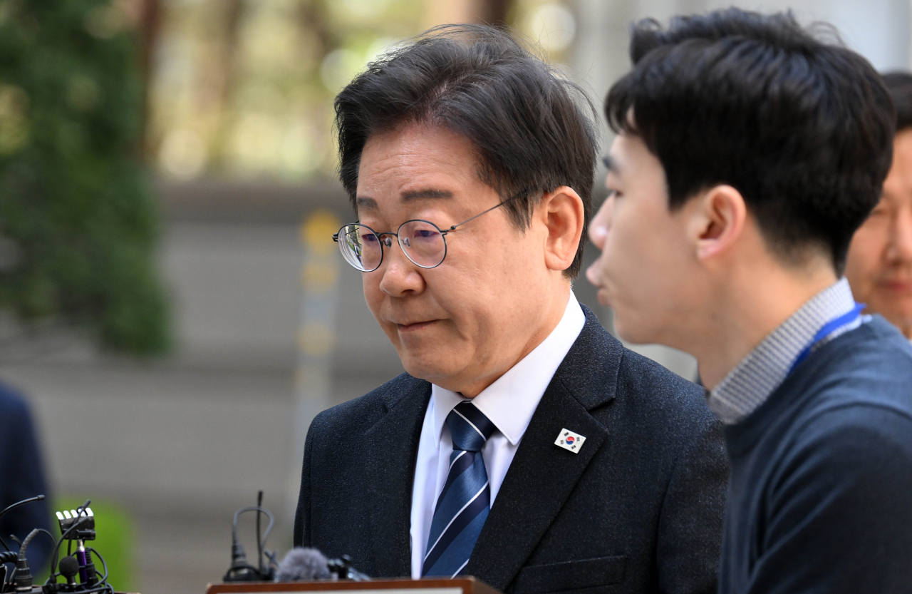 이재명 더불어민주당 대표가 4·10 총선을 하루 앞둔 9일 오전 서울 서초구 서울중앙지법에서 열린 대장동·성남FC·백현동 관련 재판에 참석하고 있다. 이상섭 기자