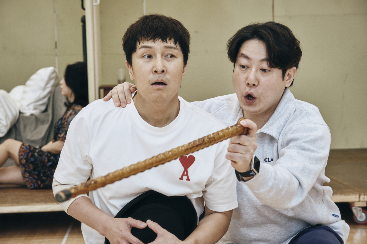 오페라 ‘한여름 밤의 꿈’ 연습 현장에서의 장정권(오른쪽)과 김동완 [국립오페라단 제공]