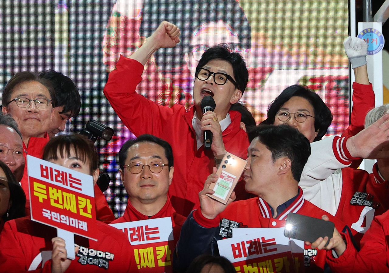 국민의힘 한동훈 비상대책위원장 겸 총괄 선거대책위원장이 9일 서울 중구 청계광장에서 열린 ‘국민의힘으로 대한민국살리기’ 청계광장 22대 총선 파이널 총력유세에서 지지를 호소하고 있다. [연합]