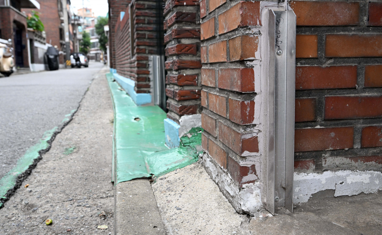 본격적인 장마철을 앞둔 23일 오전 서울시 동작구의 한 빌라의 대문 앞에 폭우에 대비해 차수막을 설치할 수 있는 장치가 설치되어 있다. 이상섭 기자
