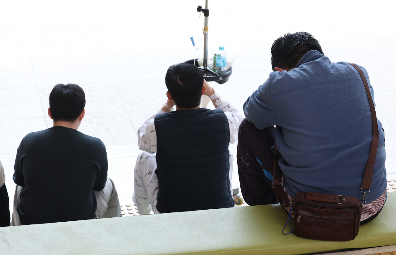 의대 정원 증원을 둘러싼 의정갈등이 계속되고 있는 10일 오후 서울 한 대형병원에서 환자와 내원객이 휴식을 취하고 있다.[연합]