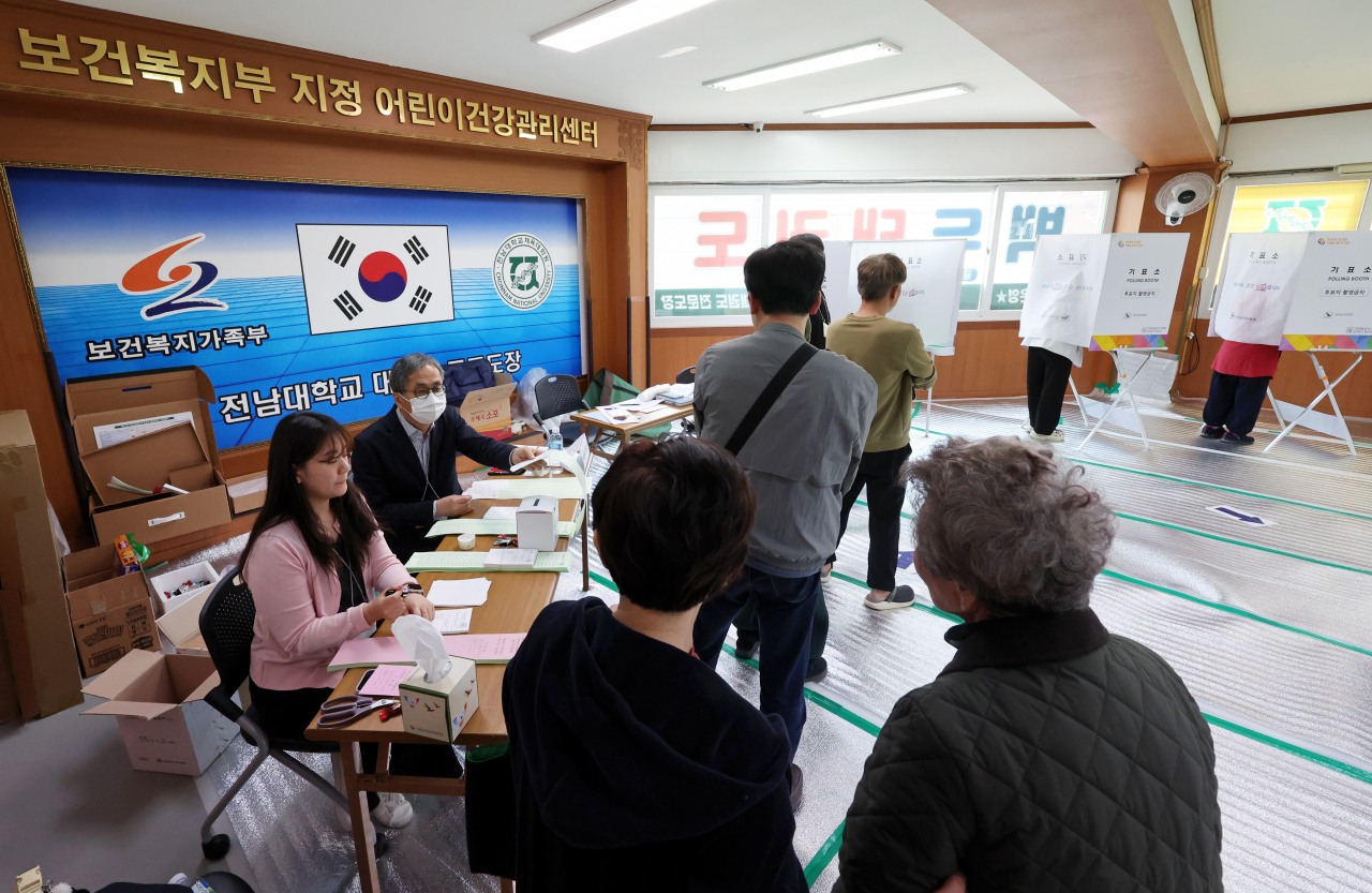 제22대 국회의원선거일인 10일 광주 남구 백두태권도장에 마련된 진월동 제5투표소에서 유권자들이 투표하고 있다.[연합]