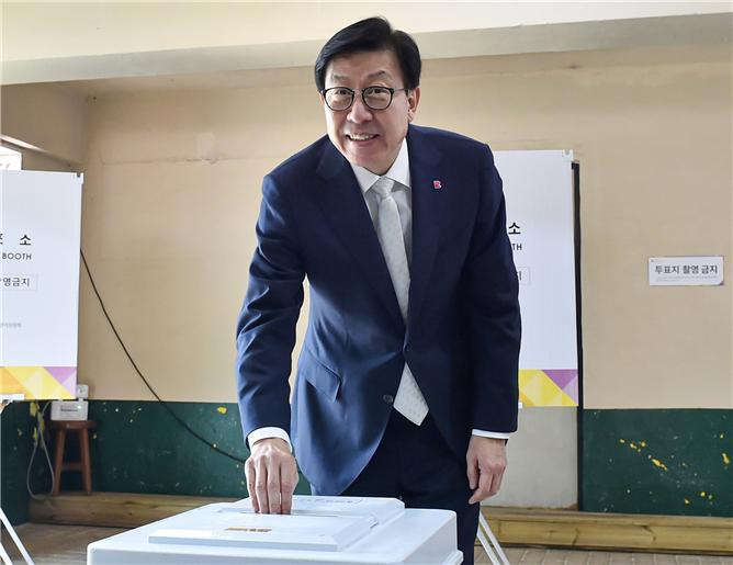 박형준 부산시장이 제22대 국회의원선거 본투표일인 10일 오후 1시 해운대구 중2동 제3투표소를 찾아 투표를 하고 있다. [사진=부산시]