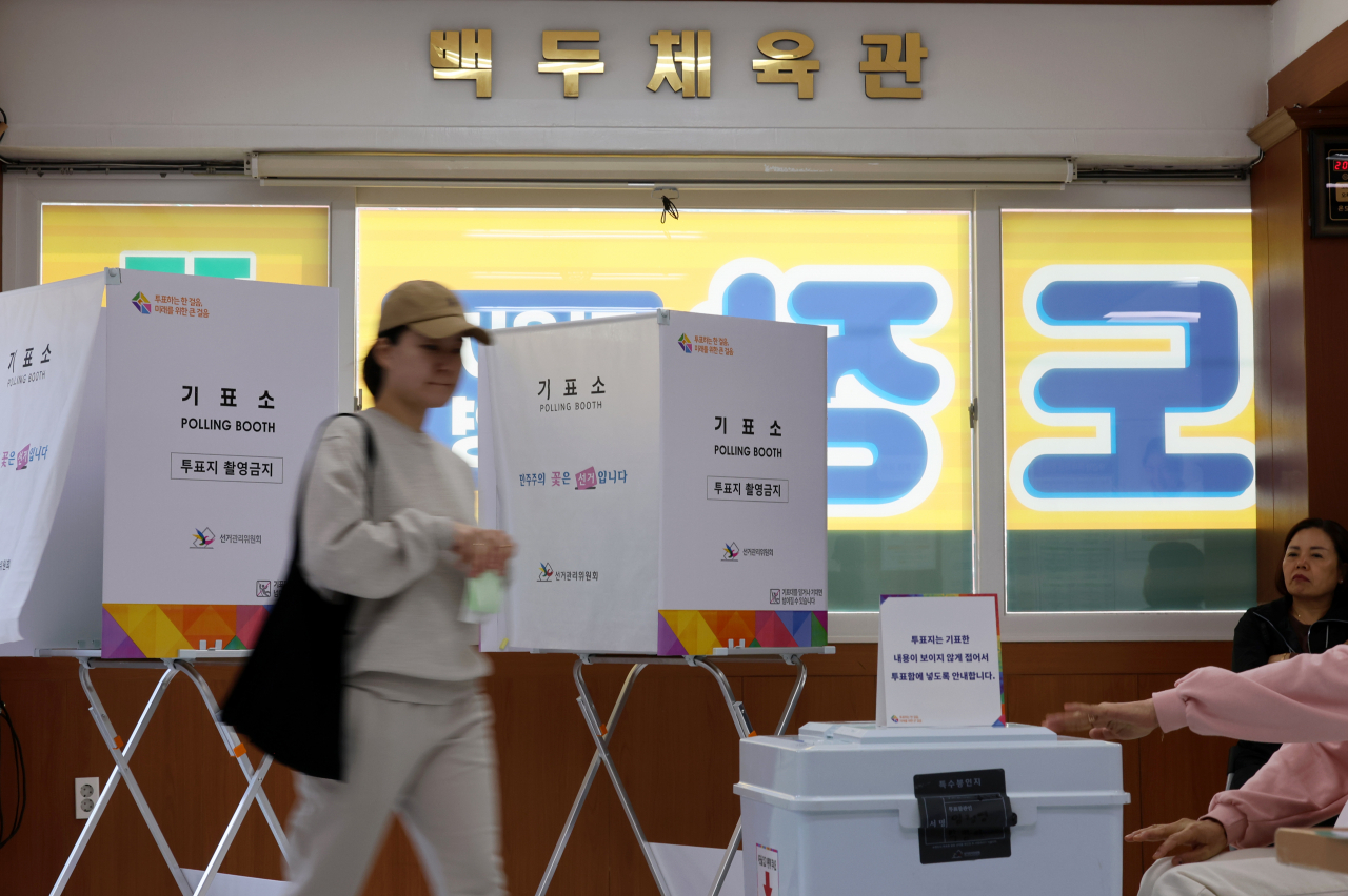 제22대 국회의원선거일인 10일 광주 남구 백두태권도장에 마련된 진월동 제5투표소에서 한 유권자가 투표하고 있다.[연합]