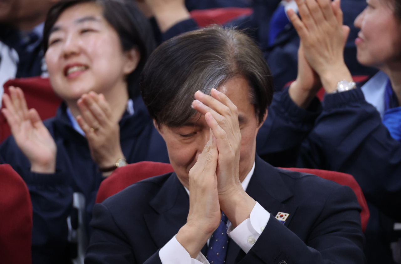 조국 조국혁신당 대표와 후보들이 10일 국회에서 총선 출구조사 결과 발표를 보고 있다. [연합]