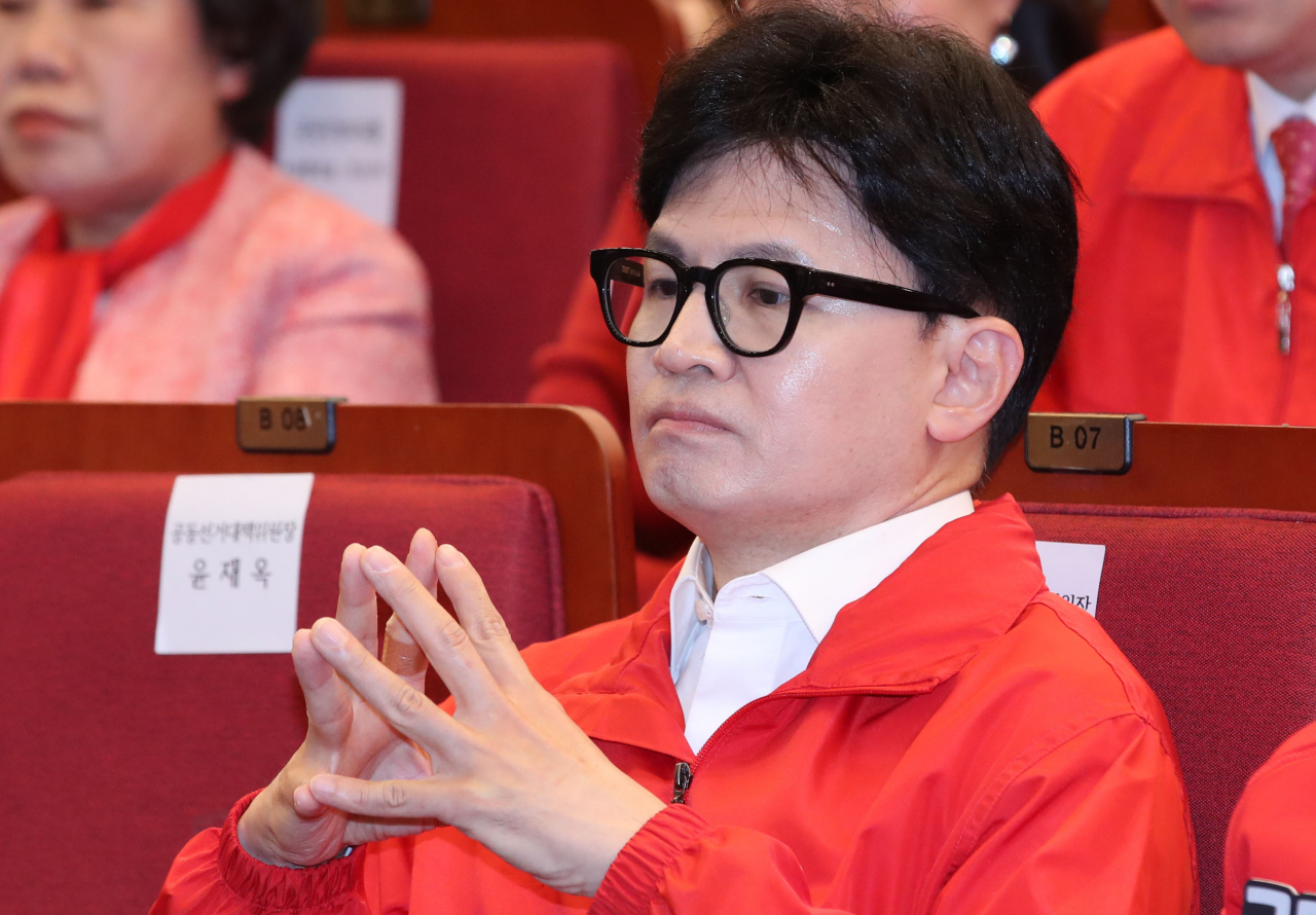 국민의힘 한동훈 총괄선대위원장이 10일 서울 여의도 국회도서관에 마련된 국민의힘 제22대 국회의원선거 개표상황실에서 출구조사 결과를 시청하고 있다. 연합뉴스