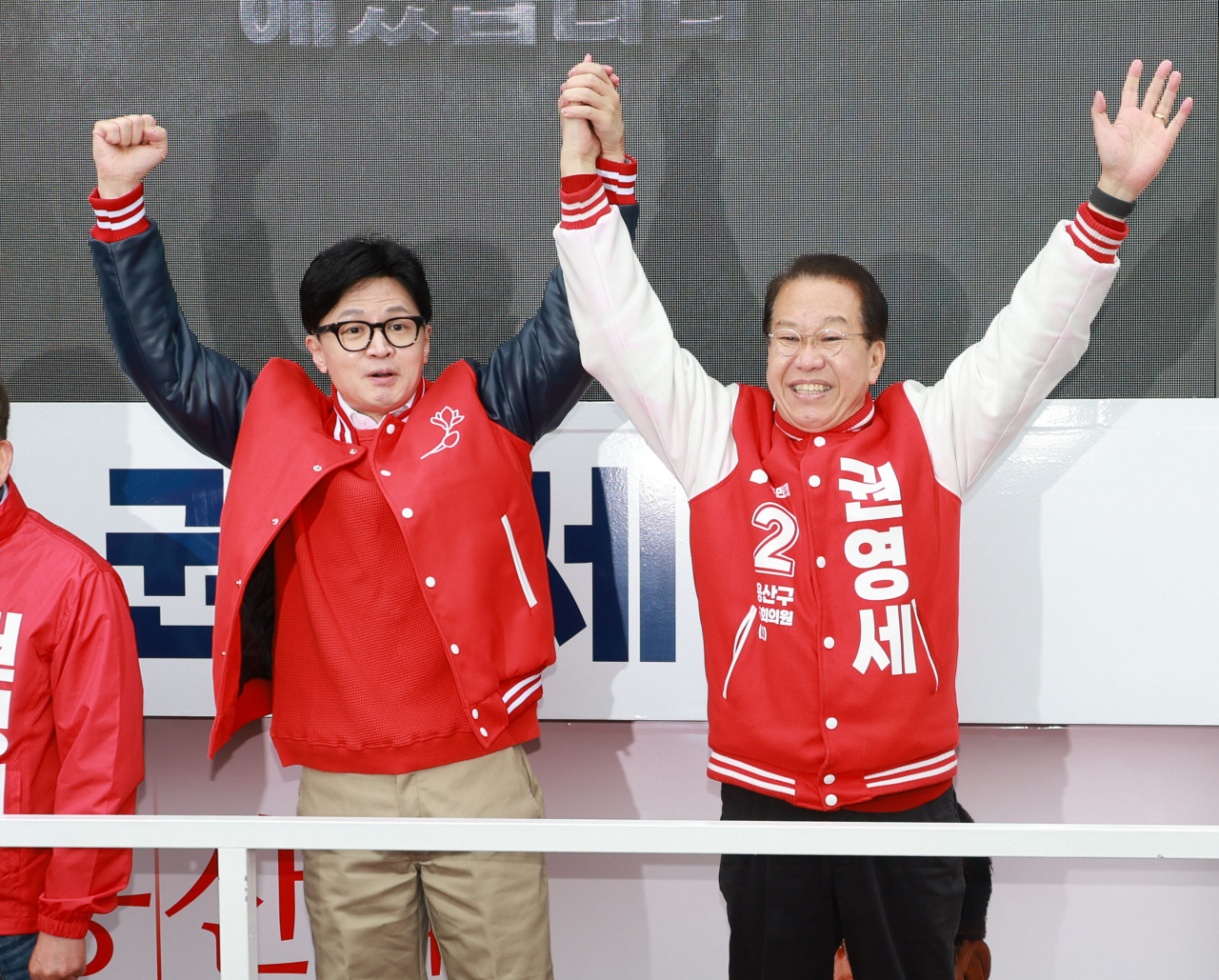 한동훈 국민의힘 비상대책위원장 겸 총괄 선거대책위원장이 지난달 28일 서울 용산구 용문시장 사거리에서 권영세 후보오 함께 지지 호소을 하고 있다. [연합]