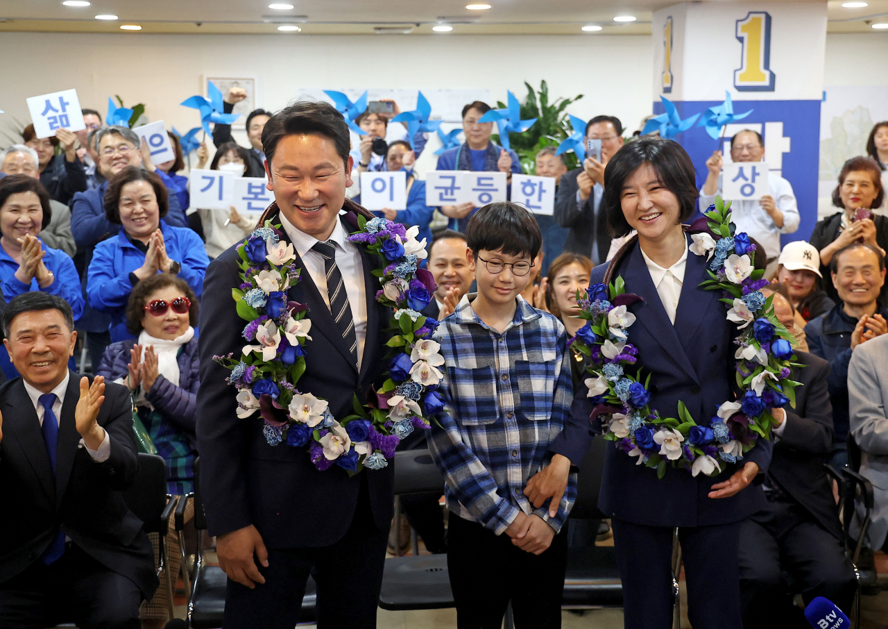 더불어민주당 종로구 곽상언 후보가 11일 새벽 서울 종로구 창신동에 마련한 자신의 선거사무소에서 당선이 확실해지자 꽃목걸이를 목에 걸고 기뻐하고 있다. [연합]