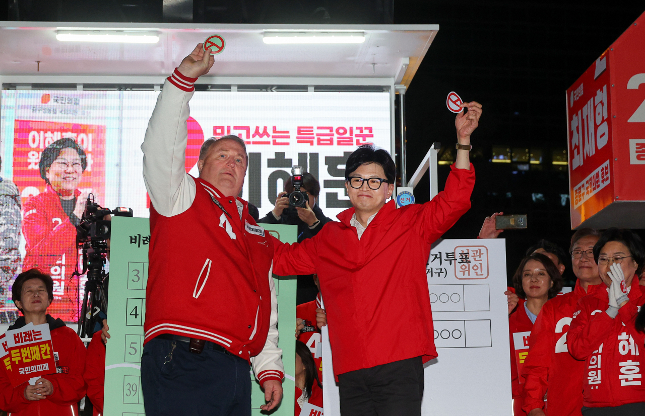 국민의힘 한동훈 비상대책위원장(오른쪽)과 국민의미래 인요한 선거대책위원장이 9일 서울 중구 청계광장에서 열린 '국민의힘으로 대한민국살리기' 22대 총선 파이널 총력 유세에서 지지를 호소하고 있다. [연합]