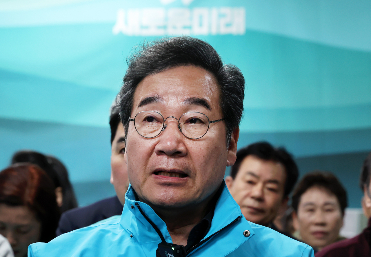제22대 국회의원선거 광주 광산을에 출마한 새로운미래 이낙연 공동대표가 10일 광산구 수완동 선거사무소에서 방송 인터뷰하고 있다.[연합]