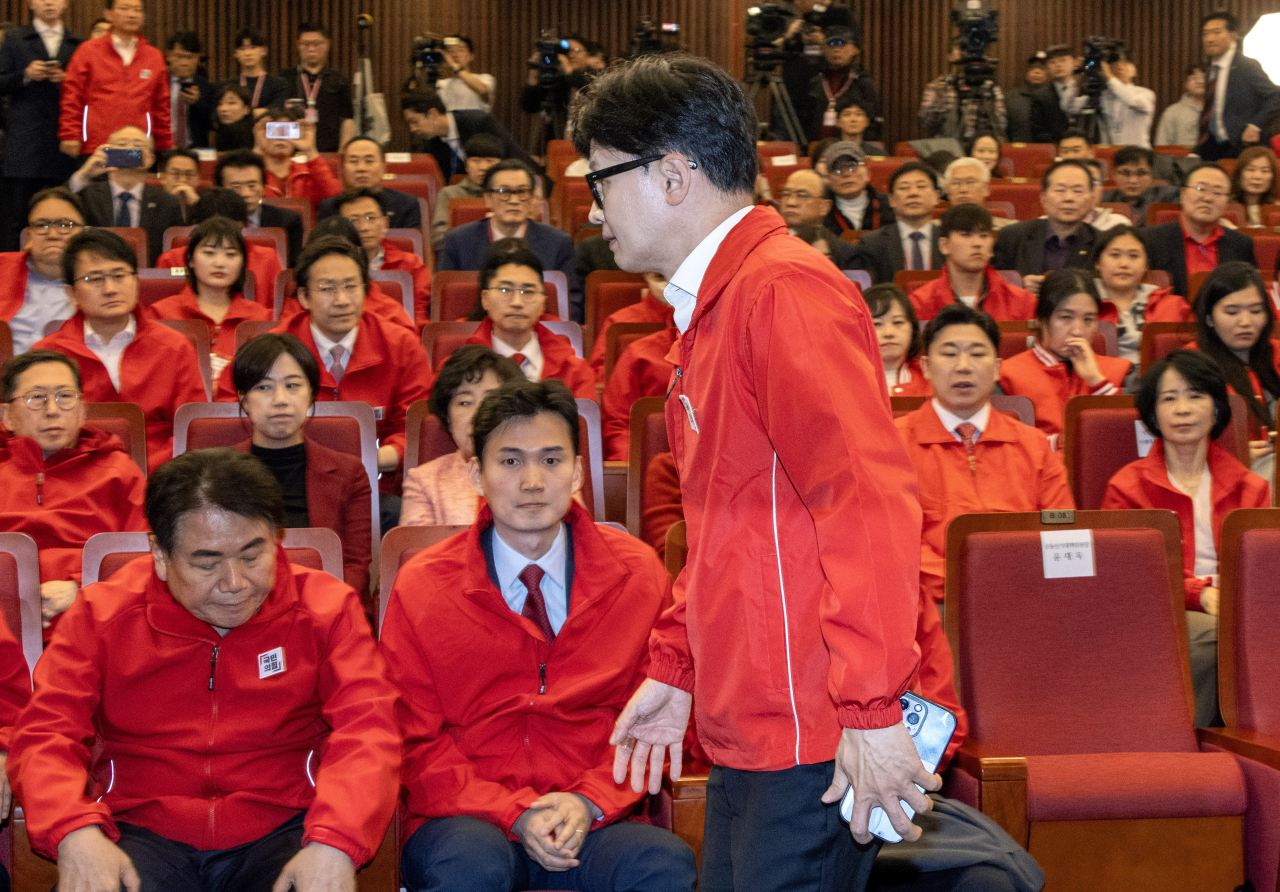 한동훈 국민의힘 총괄선대위원장이 지난 10일 여의도 국회도서관에 마련된 제22대 국회의원선거 개표상황실에서 출구조사 결과를 확인하고 자리를 떠나고 있다. [연합]
