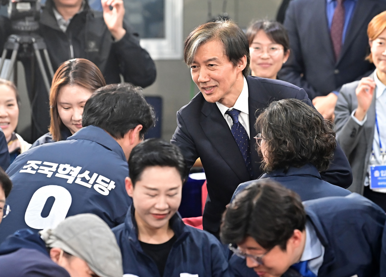 조국 조국혁신당 대표가 지난 10일 국회에서 총선 출구조사 결과 발표 후 비례대표 후보들과 인사를 나누고 있다. [연합]