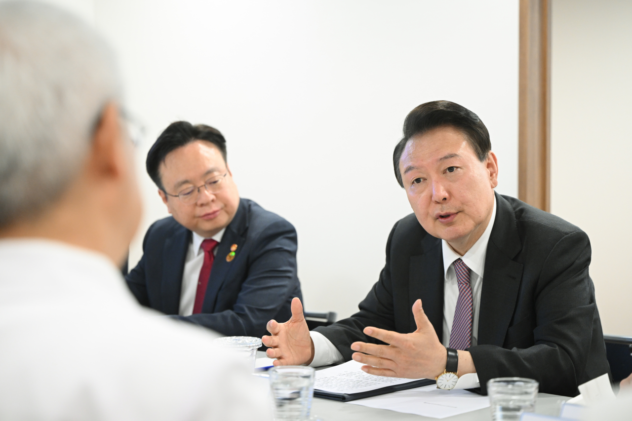 윤석열 대통령이 9일 경기 부천시 소사구의 심장전문병원인 부천세종병원을 방문해 의료진과 간담회를 하고 있다. [연합]