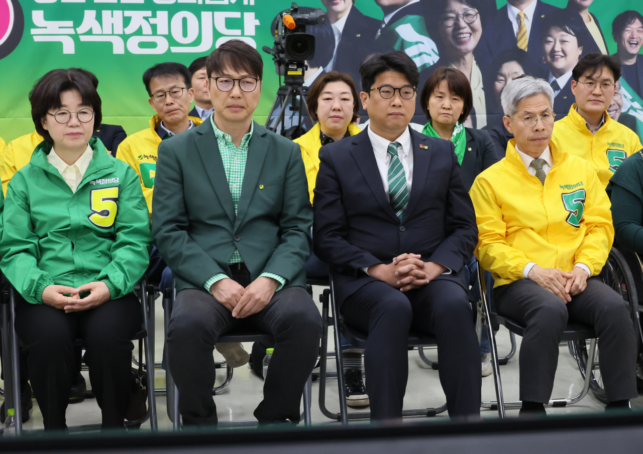 김준우·김찬휘 녹색정의당 상임선대위원장이 10일 국회 개표상황실에서 굳은 표정으로 출구조사 결과를 지켜보고 있다. [연합]