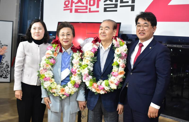 국민의힘 배준영 당선자〈우측〉가 재선에 성공하며 가족들과 기념포즈를 취하고 있다.〈배준영 선거사무실 제공〉