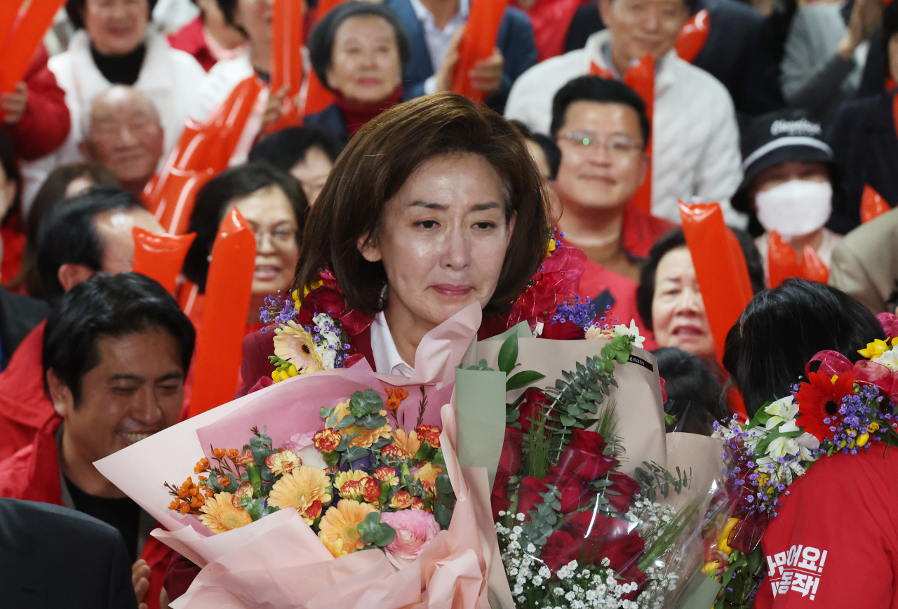 서울 동작을에서 당선이 확실해진 나경원 국민의힘 후보가 11일 동작구 선거사무소에서 울먹이고 있다. [연합]