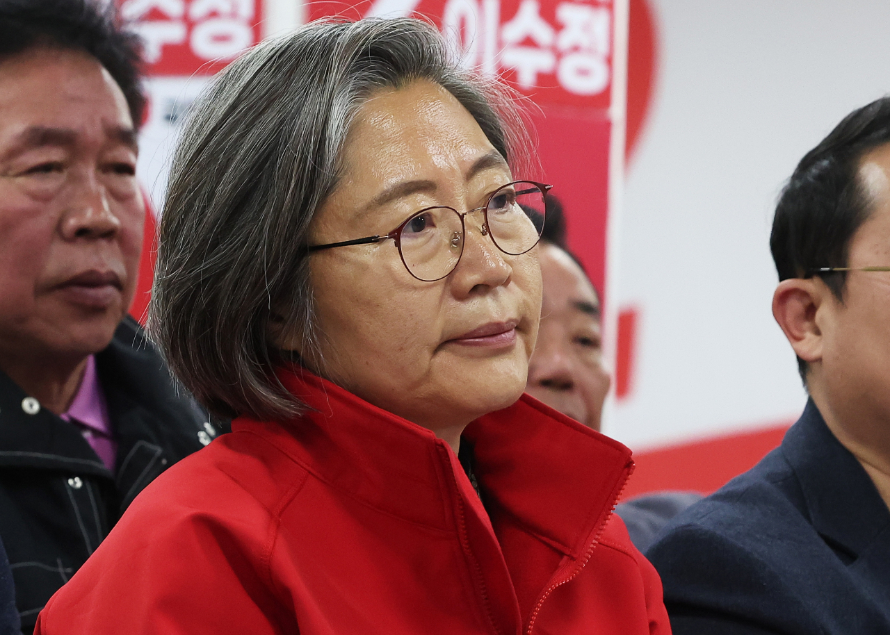 제22대 국회의원선거 수원정에 출마한 국민의힘 이수정 후보가 10일 오후 경기도 수원시 영통구 선거사무소에서 개표방송을 보고 있다. [연합]