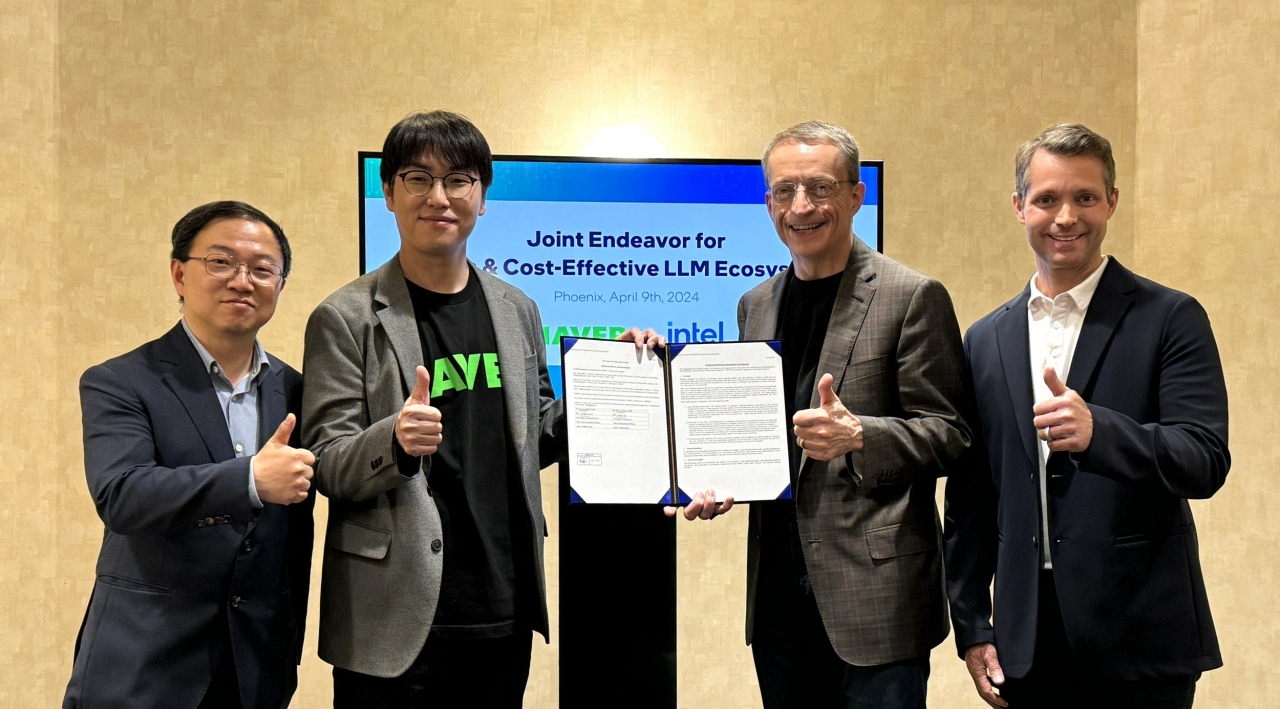 이동수(왼쪽부터) 네이버클라우드 하이퍼스케일 AI 이피션시(Efficiency) 이사, 하정우 네이버클라우드 AI 이노베이션 센터장, 팻 겔싱어(Pat Gelsinger) 인텔 CEO, 저스틴 호타드(Justin Hotard) 인텔 수석부사장, 데이터센터 및 AI그룹 총괄이 공동연구 업무협약식에서 기념 사진을 찍고 있다. [네이버클라우드 제공]