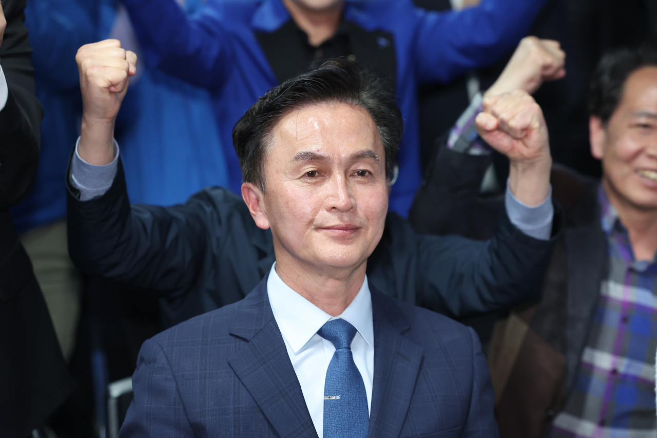 제22대 국회의원선거일인 지난 10일 오후 서울 동작구을에 출마한 더불어민주당 류삼영 후보가 동작구에 마련된 본인의 선거사무실에서 가족들과 함께 방송3사(KBS,MBC,SBS) 공동 출구 조사 결과를 지켜보고 있다.[연합]