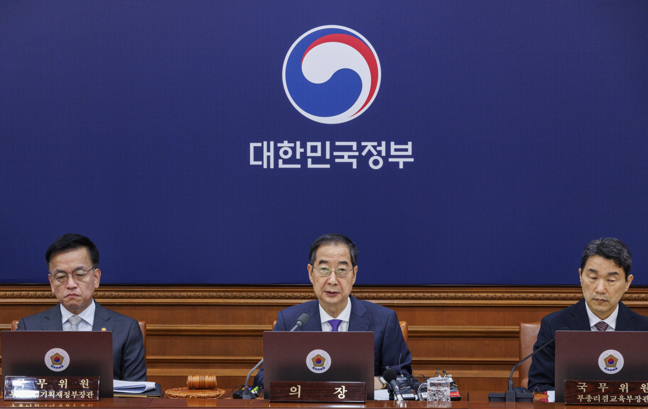 한덕수(가운데) 국무총리가 11일 오전 정부서울청사에서 열린 국무회의에서 모두발언을 하고 있다. [연합]