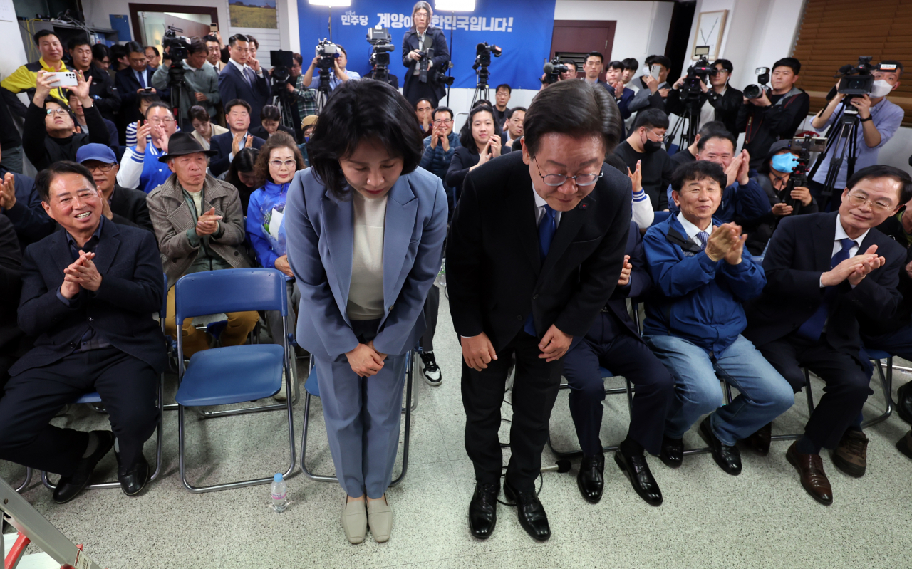 제22대 국회의원선거 인천 계양구을에 출마한 이재명(앞줄 가운데 푸른색 넥타이) 더불어민주당 대표와 부인 김혜경씨가 11일 인천 계양구에 마련한 본인의 선거사무소에서 인사하고 있다. [연합]