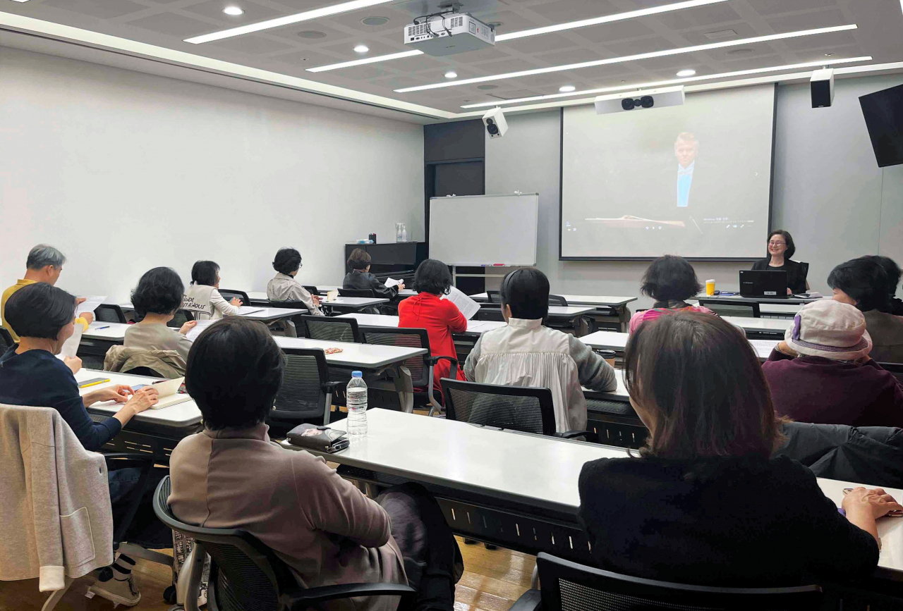 신세계백화점 문화예술강좌 수업 모습. [신세계백화점 제공]