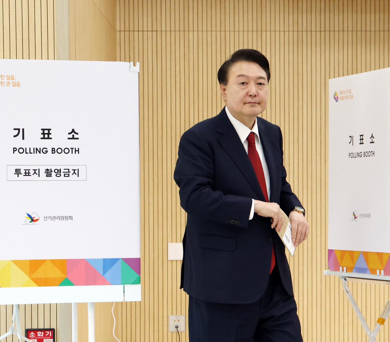 윤석열 대통령이 제22대 국회의원선거 사전투표가 시작된 지난 5일 부산 강서구 명지1동 행정복지센터 사전투표소에서 사전투표에 참여하고 있다. [연합]