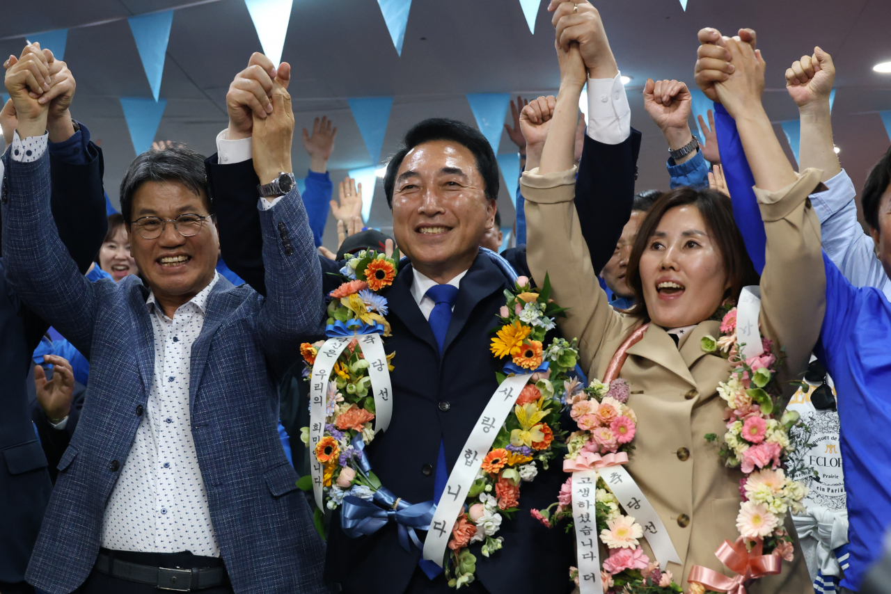 제22대 국회의원선거 박수현 더불어민주당 충남 공주시부여군청양군 당선인이 11일 당선 소식을 듣고 기뻐하고 있다. [연합]