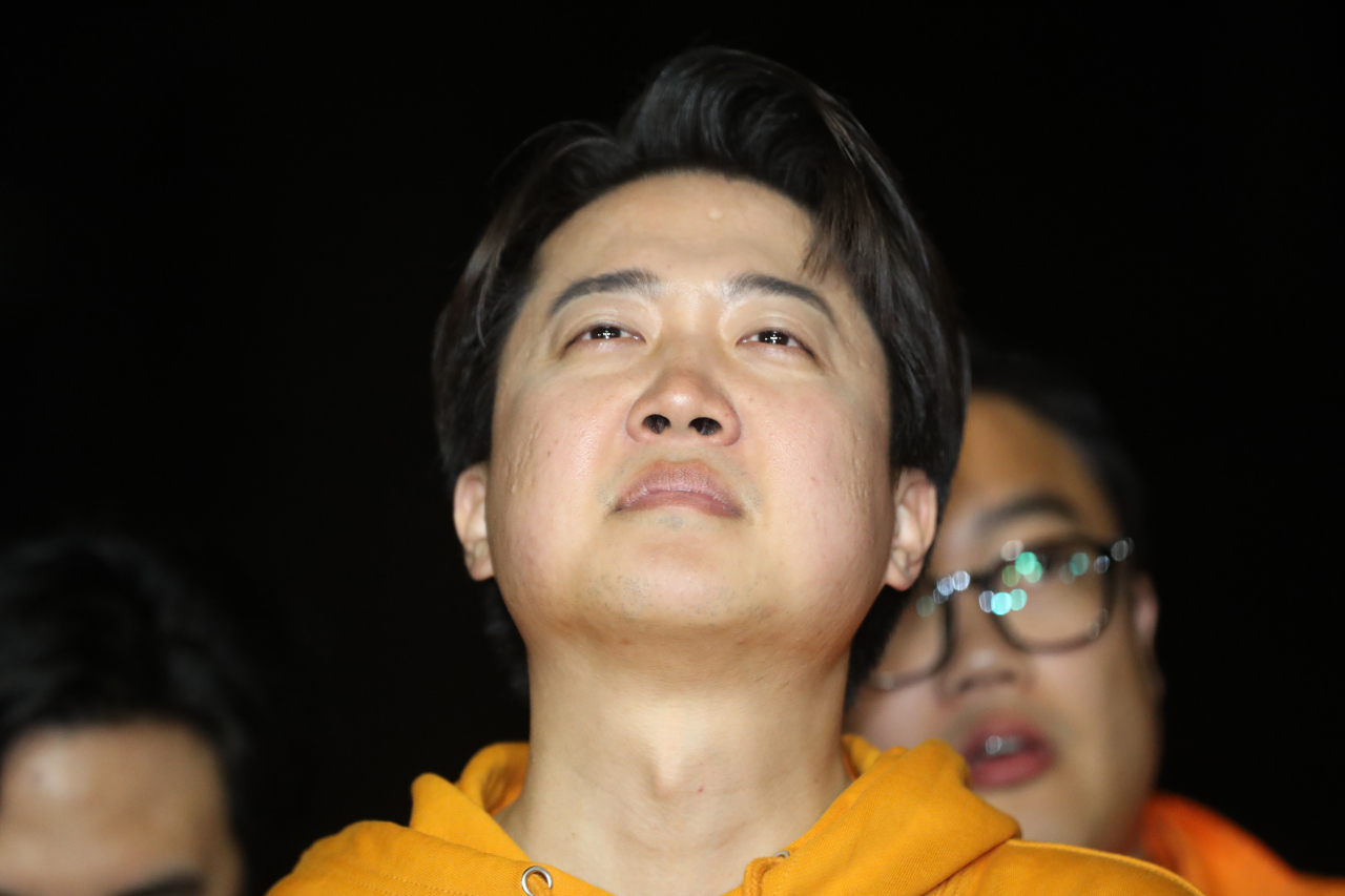 제22대 국회의원선거 화성을에 출마한 개혁신당 이준석 후보가 11일 오전 경기도 화성시 여울공원에서 당선이 유력시되자 기뻐하고 있다. [연합]
