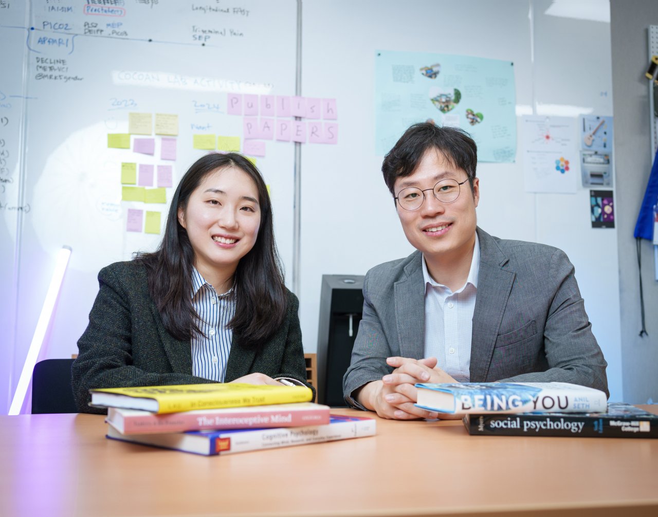 김홍지(왼쪽) IBS 뇌과학 이미징 연구단 연구원과 우충완 IBS 뇌과학 이미징 연구단 부연구단장.[IBS 제공]