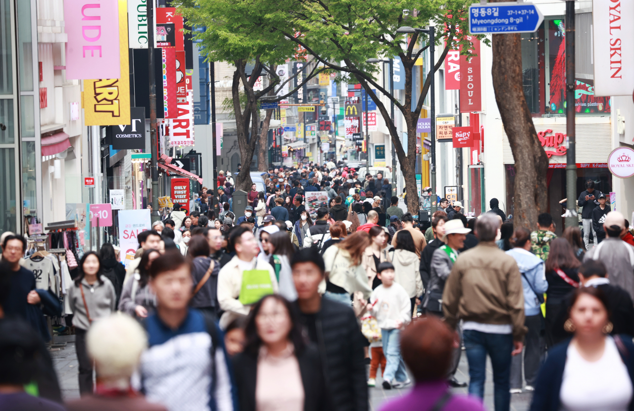 서울 중구 명동 거리가 시민들로 북적이고 있다. [연합]