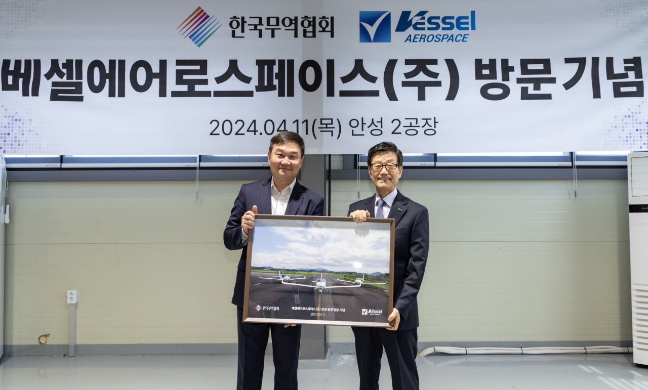윤진식(오른쪽) 한국무역협회 회장이 11일 유·무인 소형 항공기 제조업체인 베셀에어로스페이스를 방문해 서기만 베셀에어로스페이스 회장과 함께 기념사진을 촬영하고 있다. [한국무역협회 제공]