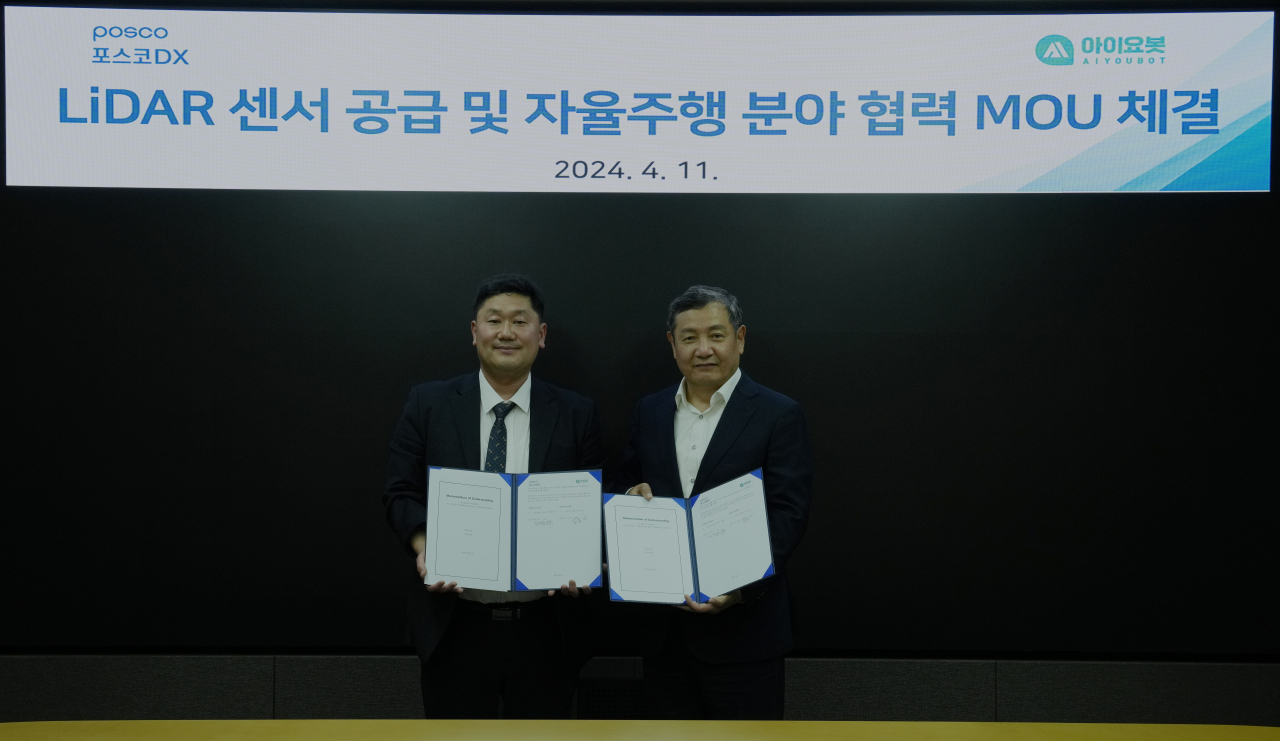 11일 포스코DX 판교 사옥에서 정덕균 포스코DX 대표(우)와 이계동 아이요봇 대표(좌)가 MOU를 체결했다. [포스코DX 제공]
