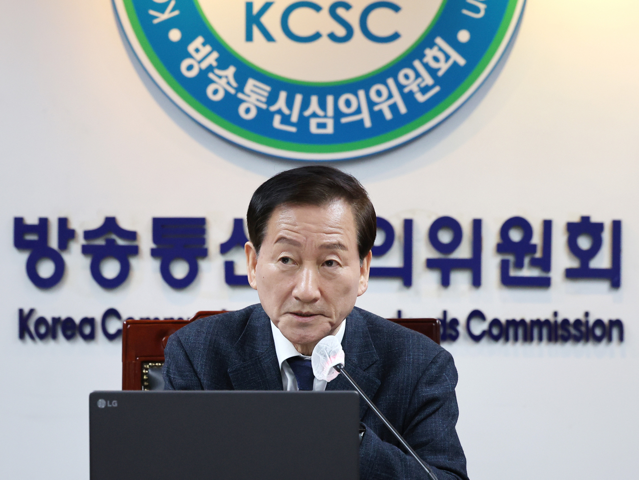 류희림 방송통신심의위원장이 지난 4월 11일 오후 서울 양천구 목동 방송통신심의위윈회 대회의실에서 열린 제6차 방송통신심의위원회 정기회의에서 발언하고 있다. [연합]