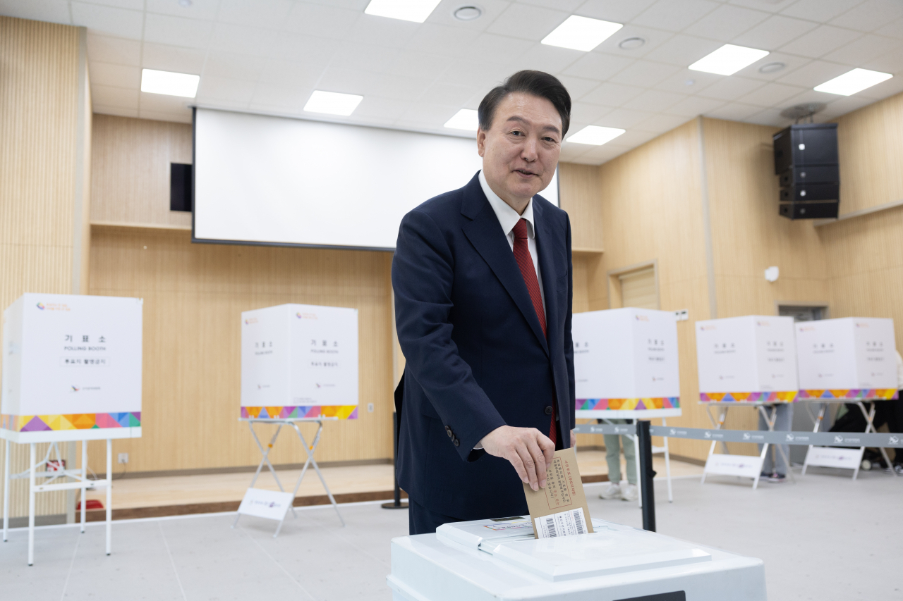 윤석열 대통령이 제22대 국회의원선거 사전투표가 시작된 5일 부산 강서구 명지1동 행정복지센터 사전투표소에서 투표지를 투표함에 넣고 있다. [연합]