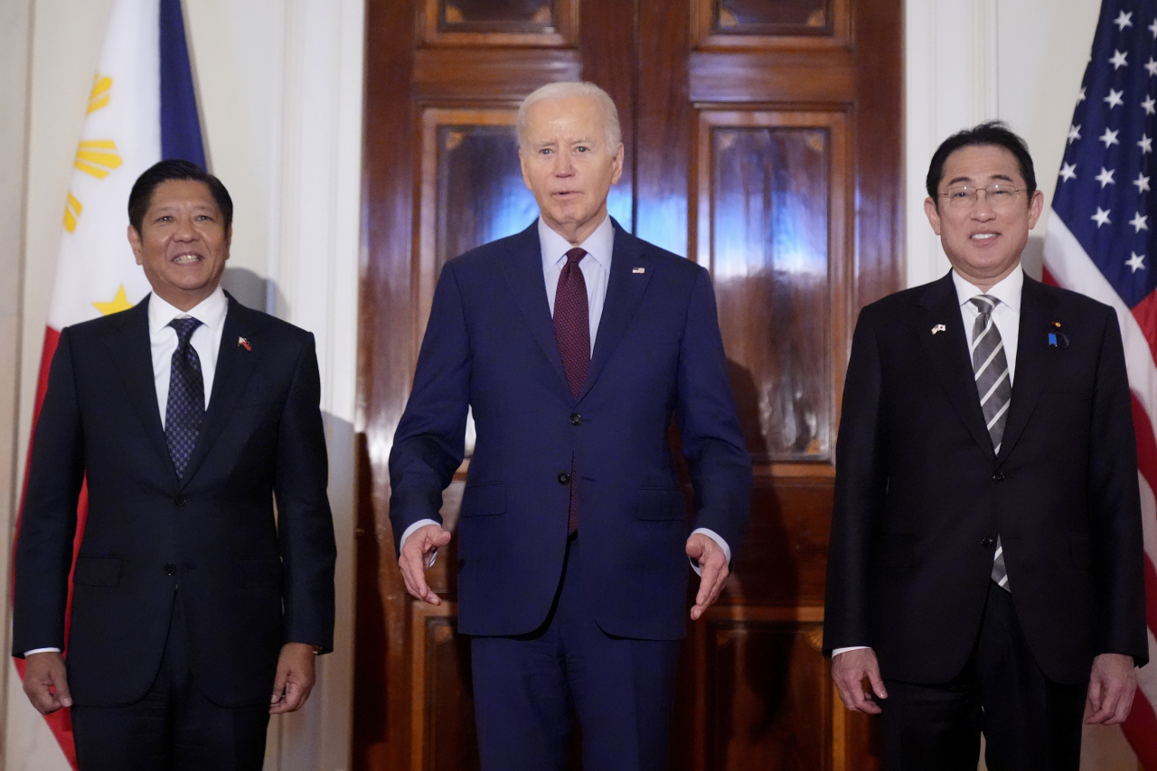 조 바이든(가운데) 미국 대통령과 페르디난드 마르코스(왼쪽) 필리핀 대통령, 기시다 후미오(오른쪽) 일본총리가 11일(현지시간) 백악관에서 열린 3자 정상회의에서 사진을 찍고 있다. [AP]