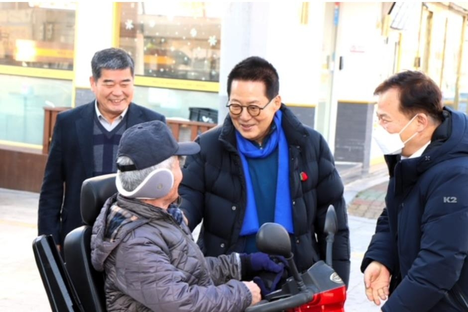 주민 만나는 박지원 당선인[박지원 당선인 측 제공]