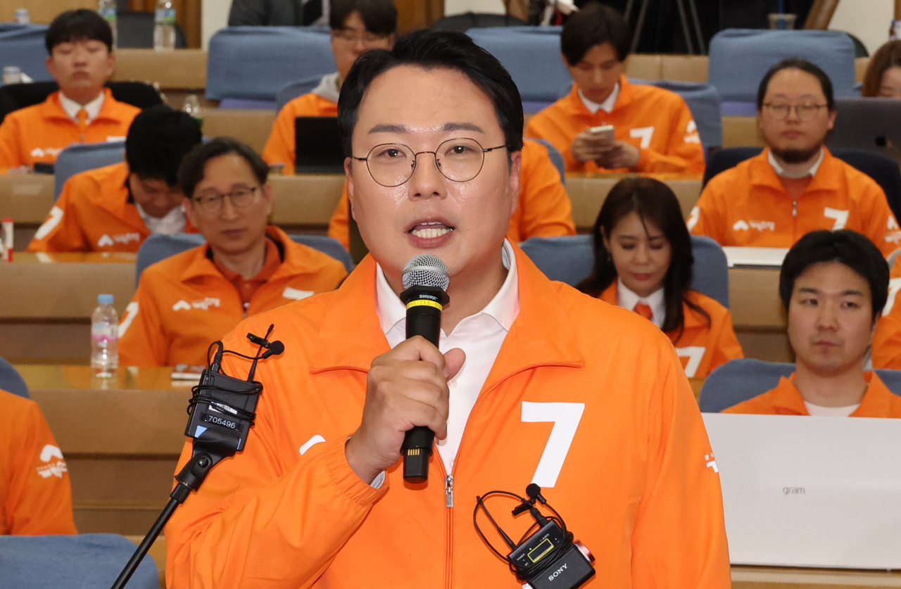 개혁신당 천하람 총괄선대위원장이 11일 새벽 국회 의원회관에서 이준석 대표의 당선 소감 방송 후 기자회견을 하고 있다. [연합]