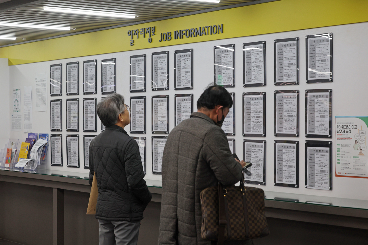 지난달 취업자 수가 증가한 가운데 13일 서울의 한 고용센터에서 구직자들이 일자리정보 게시판을 살펴보고 있다. 통계청이 12일 발표한 ‘2024년 3월 고용동향’에 따르면 지난달 취업자 수는 2839만6000명으로 1년 전보다 17만3000명 늘었다. [연합]