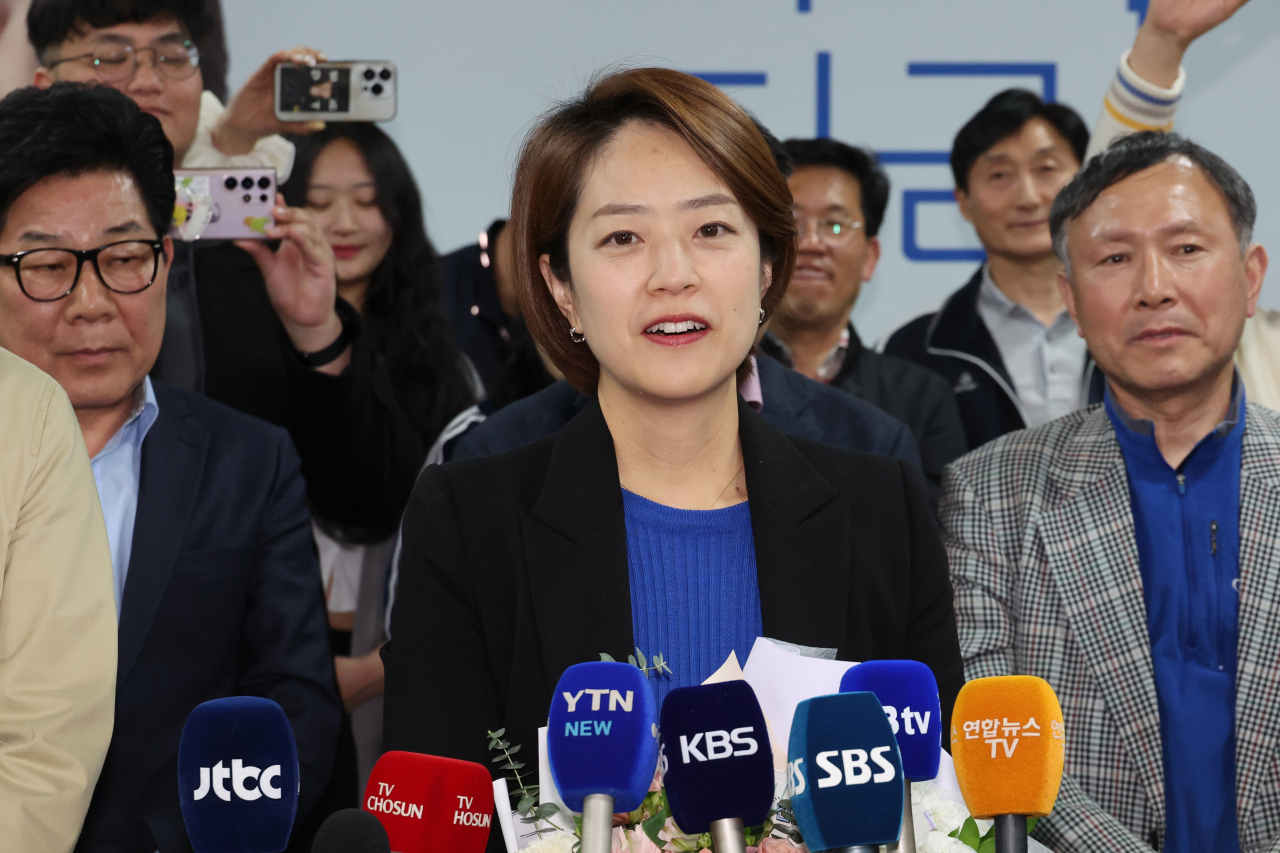 서울 광진을에 출마한 고민정(가운데) 더불어민주당 후보가 11일 새벽 서울 광진구 아차산로에 마련한 본인의 선거사무소에서 당선이 유력해지자 취재진에 소감을 밝히고 있다. [연합]