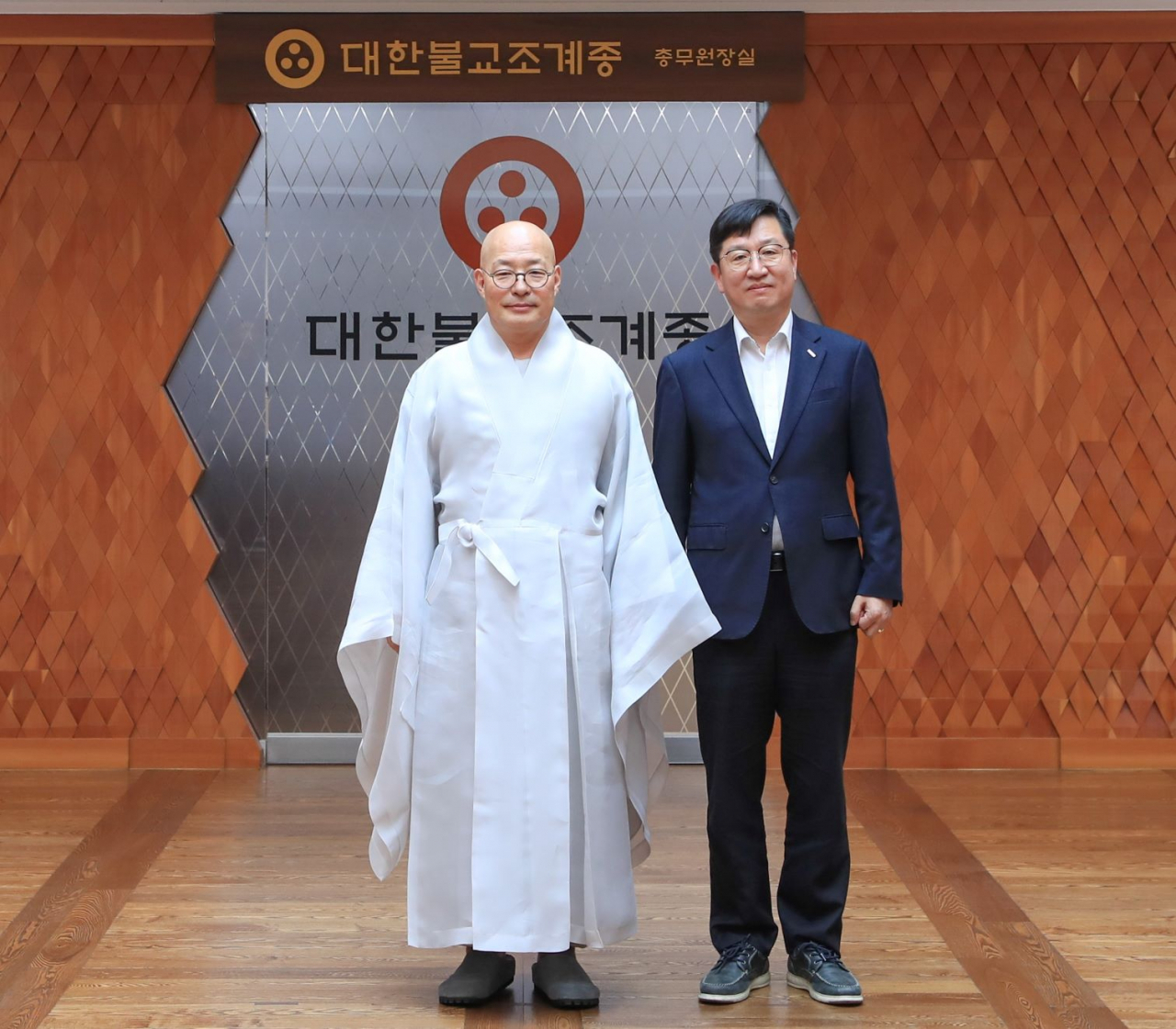 성창훈 사장(오른쪽)과 진우 조계종 총무원장이 업무협약 체결 후 기념촬영을 하고 있다. [한국조폐공사 제공]