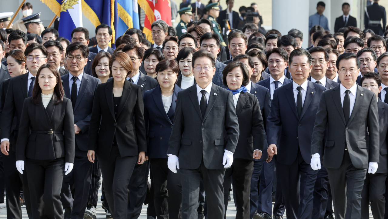 이재명 더불어민주당 대표와 윤영덕, 백승아 더불어민주연합 공동대표가 12일 오전 22대 총선 당선인들과 서울 동작구 국립서울현충원을 찾아 참배하기 위해 이동하고 있다. [연합]