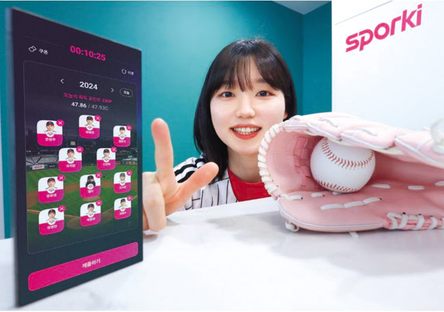 LG유플러스 직원이 ‘스포키’의 신규 서비스인 ‘내맘대로 프로야구’를 소개하고 있다. [LG유플러스 제공]