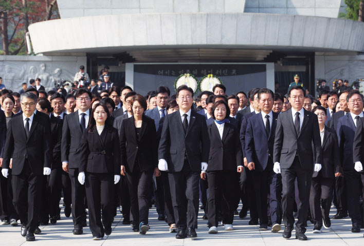 175석의 거야(巨野)가 출발했다. 이재명 더불어민주당 대표와 제22대 국회의원 선거 당선자들이 12일 서울 동작구 국립현충원을 찾아 참배한 뒤 이동하고 있다. 임세준 기자