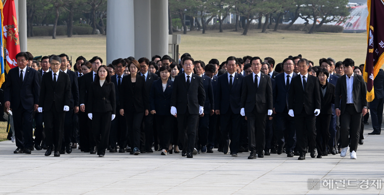 이재명 더불어민주당 대표와 제22대 국회의원 선거 당선자들이 12일 서울 동작구 국립현충원을 찾아 참배하고 있다. 임세준 기자