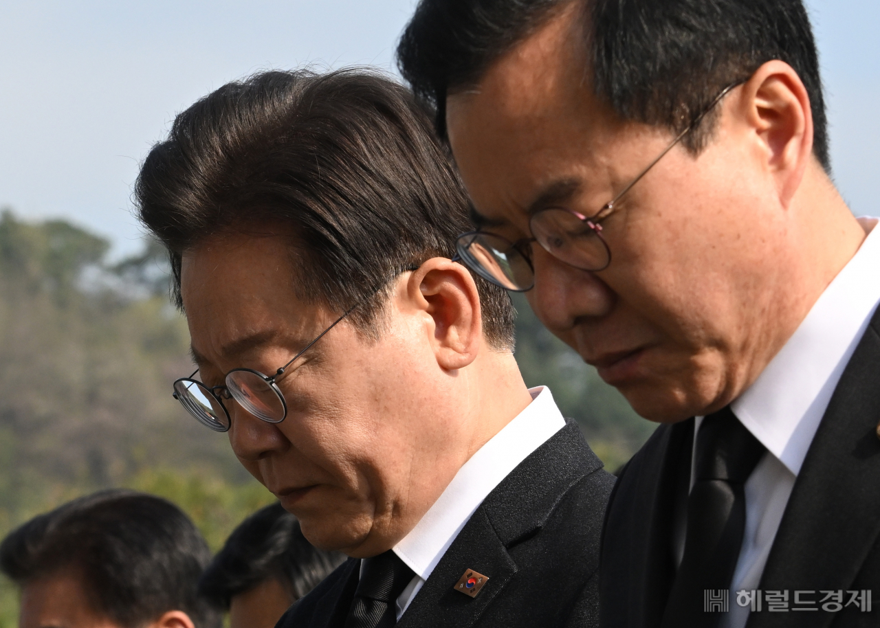 이재명(왼쪽) 더불어민주당 대표가12일 서울 동작구 국립현충원을 찾아 참배하고 있다. 임세준 기자