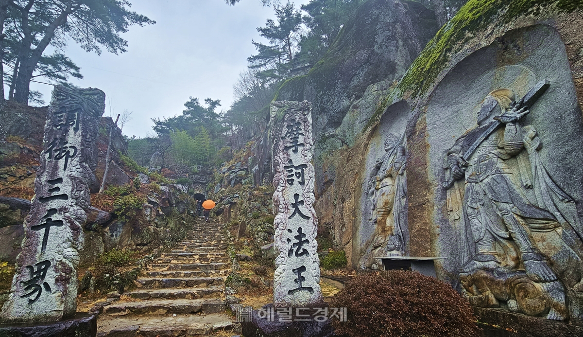 서암정사로 이어지는 계단길 옆의 사천왕상. 경주 불국사의 사천왕상을 본떠 천연암벽에 불상을 새겼다.