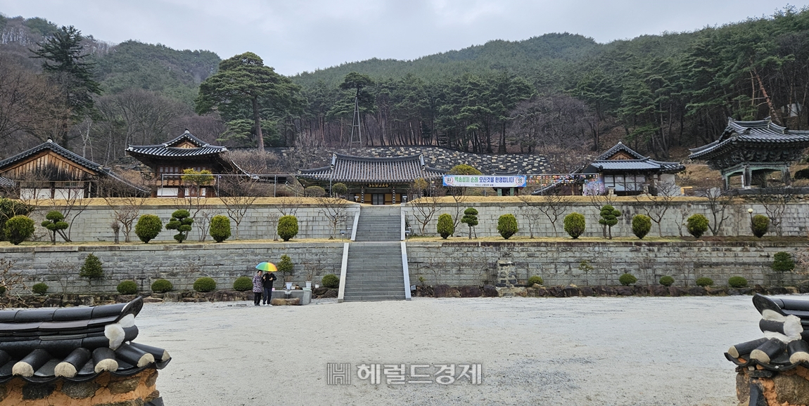 층층양식으로 조성된 벽송사 경내